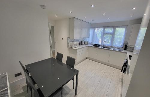 Sutton Central Apartamento | Bright Modern 3 Bedroom Apartment