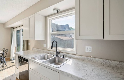 Greater South Side Casa | Bright & Modern 3BR Duplex | Fenced Yard + Parking