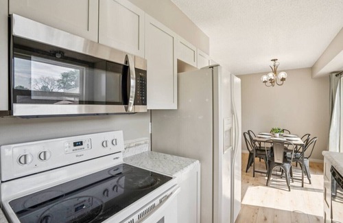 Greater South Side Casa | Bright & Modern 3BR Duplex | Fenced Yard + Parking