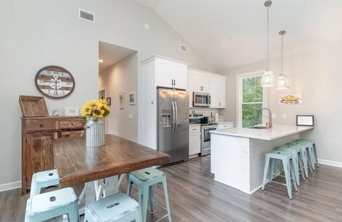 Litchfield by the Sea Casa | Bright Modern 4 Bdrm House Near Beach Pet Friendly