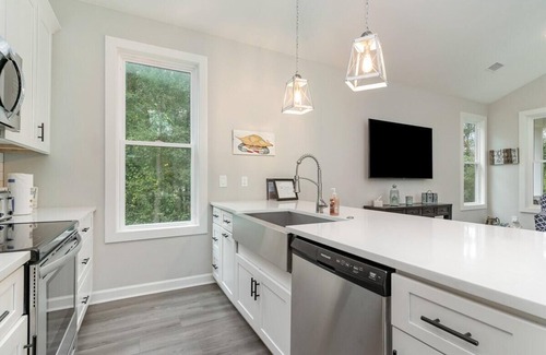 Litchfield by the Sea Casa | Bright Modern 4 Bdrm House Near Beach Pet Friendly