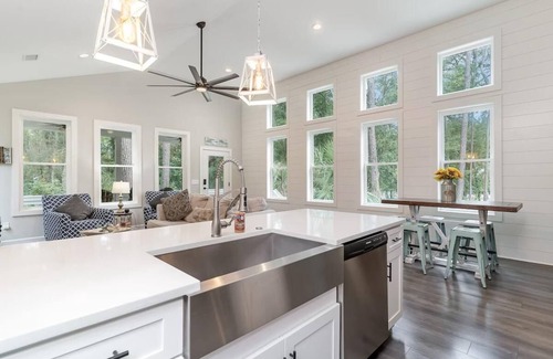 Litchfield by the Sea Casa | Bright Modern 4 Bdrm House Near Beach Pet Friendly