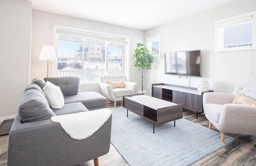 Fort Gary Casa | Bright & Modern 4bed 2bath Townhouse with Parking