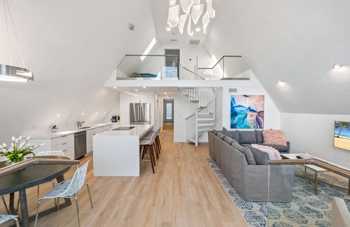 Central Sarasota Casa | Bright, Modern Artist A-Frame Downtown SRQ West of Trail