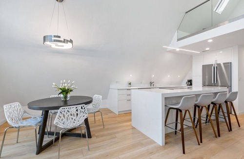 Central Sarasota Casa | Bright, Modern Artist A-Frame Downtown SRQ West of Trail