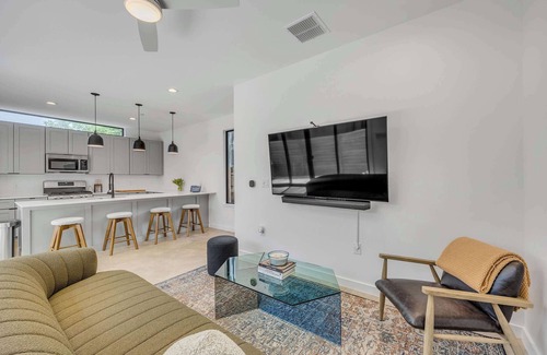 Govalle Casa | Bright Modern, Boggy Creek | Eastside Urban Dream