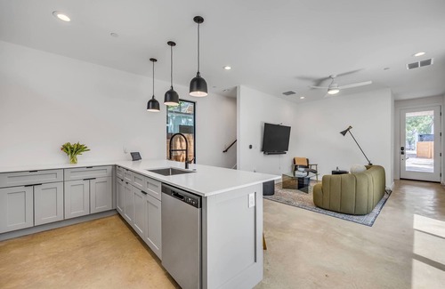 Govalle Casa | Bright Modern, Boggy Creek | Eastside Urban Dream