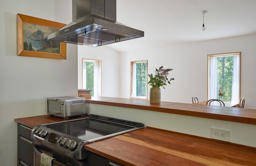 Nelsonville Apartamento | Bright/modern escape :: nestled in the forest, walk to the village & train