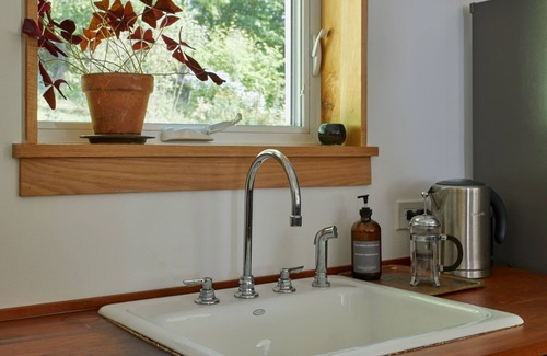 Nelsonville Apartamento | Bright/modern escape :: nestled in the forest, walk to the village & train