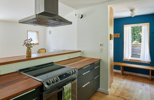 Nelsonville Apartamento | Bright/modern escape :: nestled in the forest, walk to the village & train