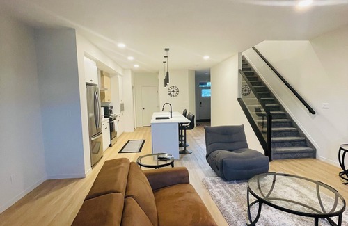 West Edmonton Casa | Bright, Modern Getaway Near All The Action