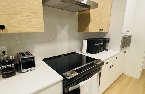 West Edmonton Casa | Bright, Modern Getaway Near All The Action