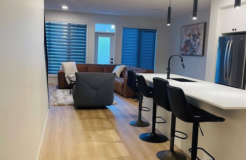 West Edmonton Casa | Bright, Modern Getaway Near All The Action