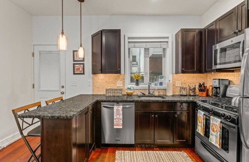 Queen Village Casa | Bright & Modern Home with Patio