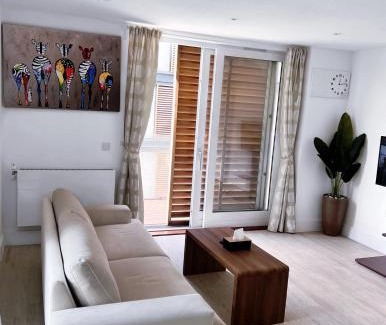 Highams Park Apartamento | Bright Modern London 2-Bed Apartment with 2-Bath & Balcony View
