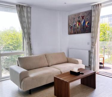 Highams Park Apartamento | Bright Modern London 2-Bed Apartment with 2-Bath & Balcony View