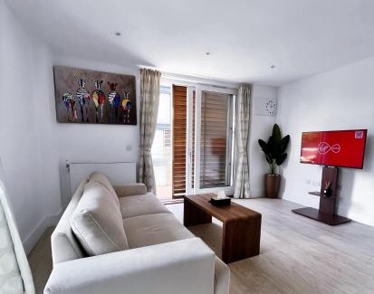 Highams Park Apartamento | Bright Modern London 2-Bed Apartment with 2-Bath & Balcony View