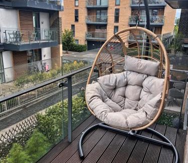 Highams Park Apartamento | Bright Modern London 2-Bed Apartment with 2-Bath & Balcony View
