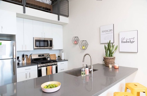 Lacy Apartamento | BRIGHT + MODERN OC LOFT GETAWAY!