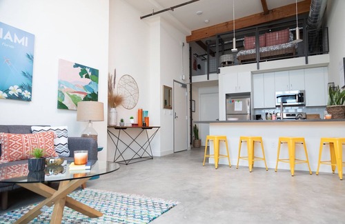 Lacy Apartamento | BRIGHT + MODERN OC LOFT GETAWAY!