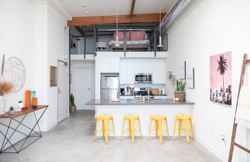 Lacy Apartamento | BRIGHT + MODERN OC LOFT GETAWAY!