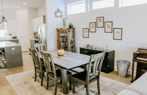Shady Acres Casa | Bright & Modern Sanctuary in the Heights-Ok Pets!