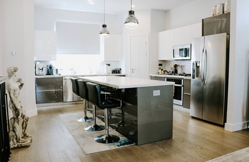 Shady Acres Casa | Bright & Modern Sanctuary in the Heights-Ok Pets!