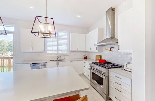 Springwater Casa | Bright, modern, spacious home with fireplace, near gorgeous lakes & skiing