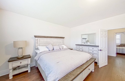 Springwater Casa | Bright, modern, spacious home with fireplace, near gorgeous lakes & skiing