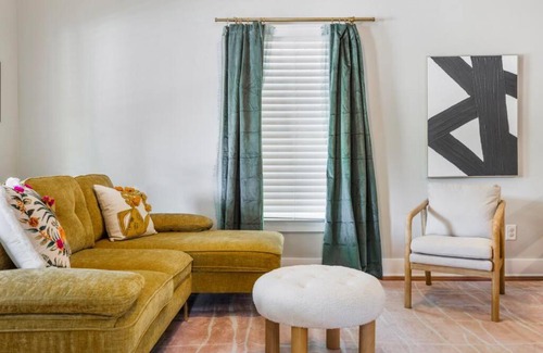 Downtown Casa | Bright + New - Fire Pit - Hammock - 3 bd