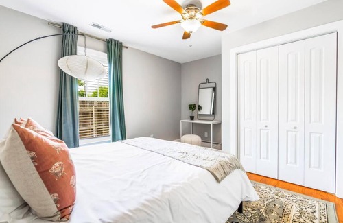 Downtown Casa | Bright + New - Fire Pit - Hammock - 3 bd