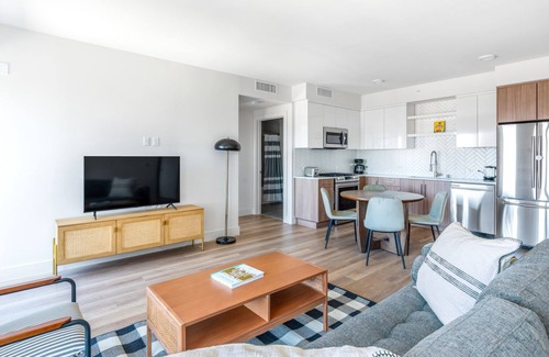 Downtown Oakland Apartamento | Bright Oakland 2BR w/ AC, W/D, Sky Deck, next to BART, by Blueground