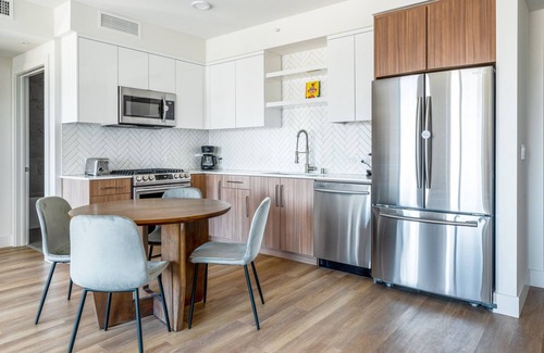 Downtown Oakland Apartamento | Bright Oakland 2BR w/ AC, W/D, Sky Deck, next to BART, by Blueground