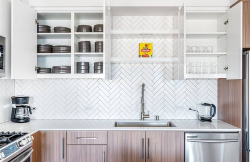 Downtown Oakland Apartamento | Bright Oakland 2BR w/ AC, W/D, Sky Deck, next to BART, by Blueground