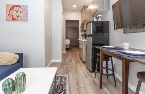 Mission Hills Apartamento | Bright ☀️ Old Town. Parking/WiFi. Cable/Walk to All