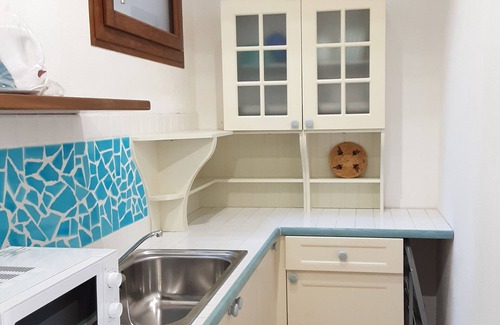 Santa Reparata Apartamento | Bright one-bedroom apartment with sea view a few steps from the beach