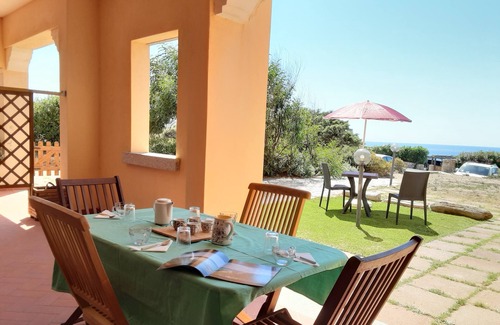 Santa Reparata Apartamento | Bright one-bedroom apartment with sea view a few steps from the beach