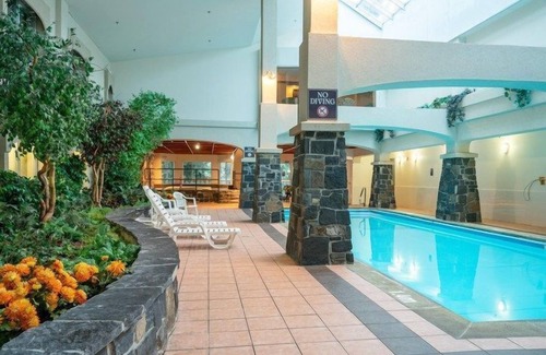 Banff Apartamento | Bright & Open Loft King Suite with Mountain Views