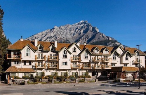 Banff Apartamento | Bright & Open Loft King Suite with Mountain Views
