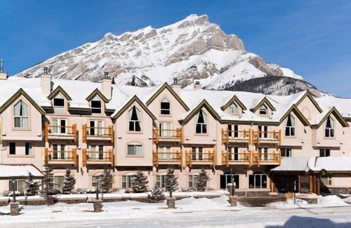 Banff Apartamento | Bright & Open Loft King Suite with Mountain Views
