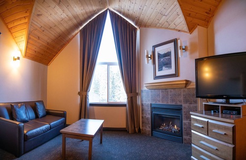 Banff Apartamento | Bright & Open Loft King Suite with Mountain Views