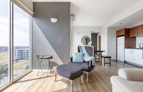 Coburg Apartamento | Bright Open Plan Living with Stunning City Views