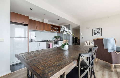 Coburg Apartamento | Bright Open Plan Living with Stunning City Views
