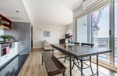 Coburg Apartamento | Bright Open Plan Living with Stunning City Views