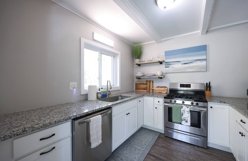 North Truro Casa | Casa privada luminosa y abierta, cerca de la playa. Renovado limpio y admite mascotas!