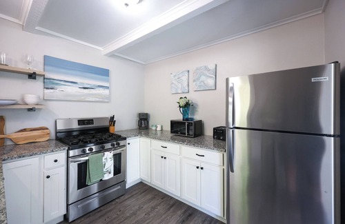 North Truro Casa | Casa privada luminosa y abierta, cerca de la playa. Renovado limpio y admite mascotas!
