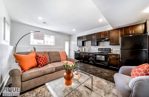 Jasper Place Casa | Bright Open Suite - King Bed - Free Parking - Long Stays