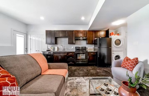 Jasper Place Casa | Bright Open Suite - King Bed - Free Parking - Long Stays