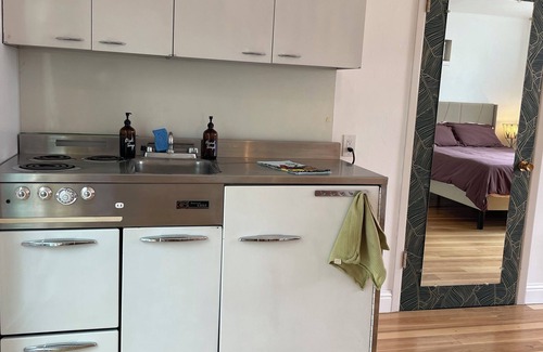 Woodlake Cabaña | Bright, Private Bohemian Cottage in Peaceful Woodlake ~8 mins to Midtown