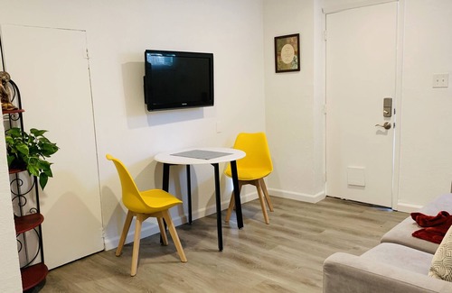 San Leandro Casa | Bright Private In-law 1 bedroom unit in San Leandro hills w/ Washer&Dryer